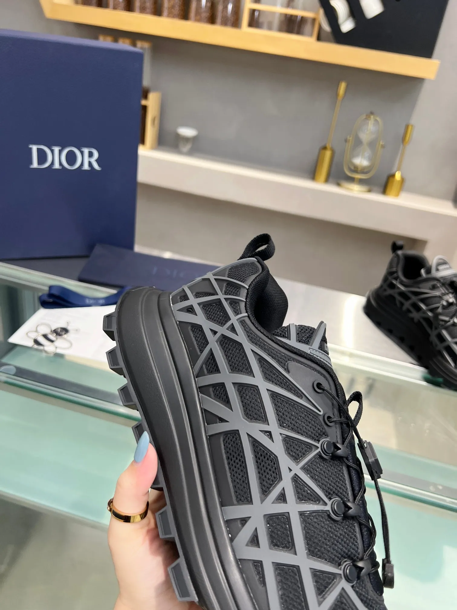 👟👟Ex-factory price 640👟👟 Dior 2023 new style 🆕Low-top B31 Runner sneakers Material: Carefully made of imported mesh fabric, with curved rattan plaid injection molded rubber to enhance the style, a new interpretation of classic patterns, highlighting a futuristic style. Di~r logos adorn the tongue and front, perforations accentuate the hiking style, and a CD Diamond drawstring adds technical appeal. The textured, notched platform is crafted from rubber for optimal traction, and a reinforced heel adds to the comfort. Can be paired with sportswear and casual outfits to create a sophisticated look. Size: Male 39-45 (female size will be released later)
